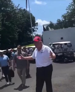“Obrigado, estou bem”: após fake news sobre morte, Trump aparece saindo da Casa Branca para jogar golfe e gera repercussão mundial