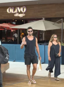 Rodrigo Simas é flagrado em restaurante no Shopping Village Mall