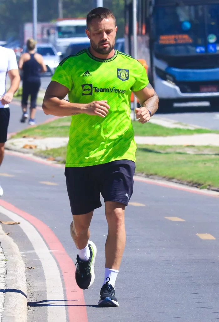 ‍♂️ Ator Rafael Cardoso é flagrado correndo na orla da Barra da Tijuca, no Rio!