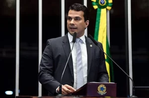 Senador que envergonha o Tocantins acumula acusações, ausências e isolamento político