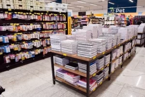 Material escolar 2025: custos elevados, estratégias de economia e as listas que desafiam os pais