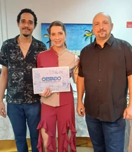 Felipe Palhano e Israel se encontram com Letícia Spíler em clima descontraído no Ceará