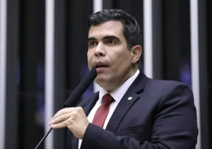 Flávio Dino suspende inquérito da Fames-19 contra Ricardo Ayres e envia autos ao STF para definição de competência
