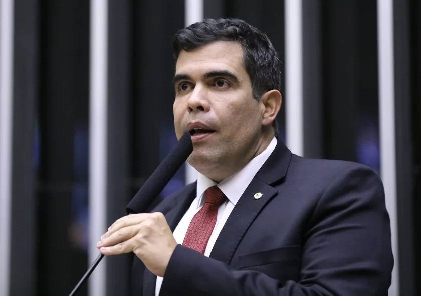 Flávio Dino suspende inquérito da Fames-19 contra Ricardo Ayres e envia autos ao STF para definição de competência