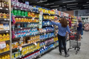 Varejo alimentar cresce 5,8% no 1º semestre impulsionado por alta nos preços, apesar da queda nas vendas