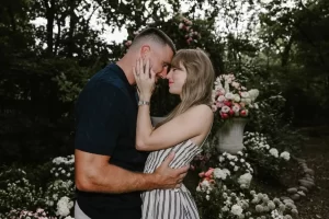 Taylor Swift e Travis Kelce oficializam noivado; especula-se presença dela durante jogo no Brasil