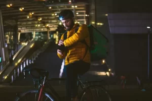 Delivery noturno: entenda por que a tendência continua crescendo no Brasil