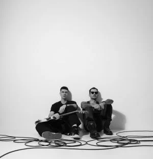 Duo 1+1 retorna ao cenário musical com novo álbum e single “Últimos Românticos”