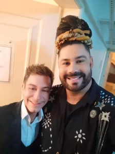 Valdsom Braga faz obra de arte ao vivo no Theatro da Paz para comemorar os 40 anos da trajetória do estilista Tony Palha