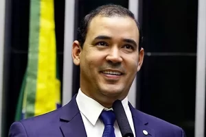 Vicentinho Júnior questiona pesquisas eleitorais no Tocantins e levanta debate sobre transparência metodológica