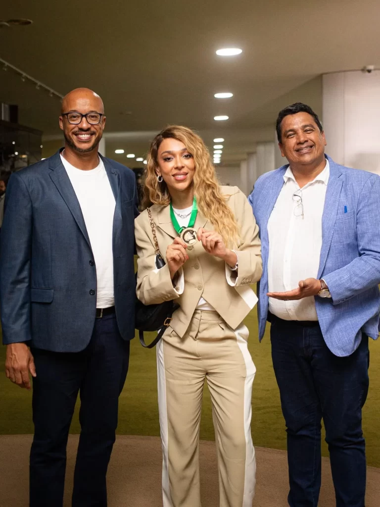 Dona Ivone Lara é celebrada com medalha entregue a líderes políticos e culturais