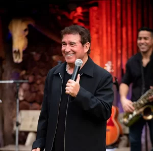 Ex de Amado Batista admite traição e diz ter provas contra o cantor