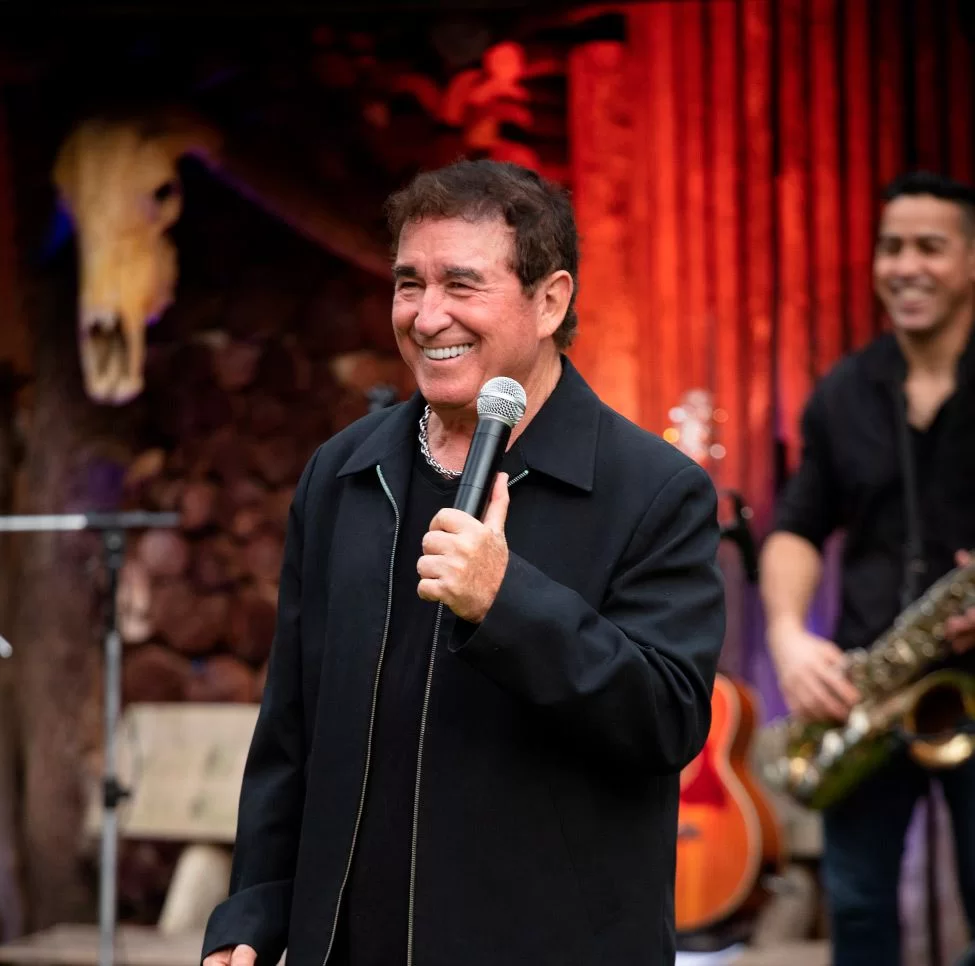 Ex de Amado Batista admite traição e diz ter provas contra o cantor