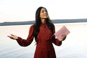 Cantora Tânia Castro convida público para noite de louvor na Expo Colinas 2025