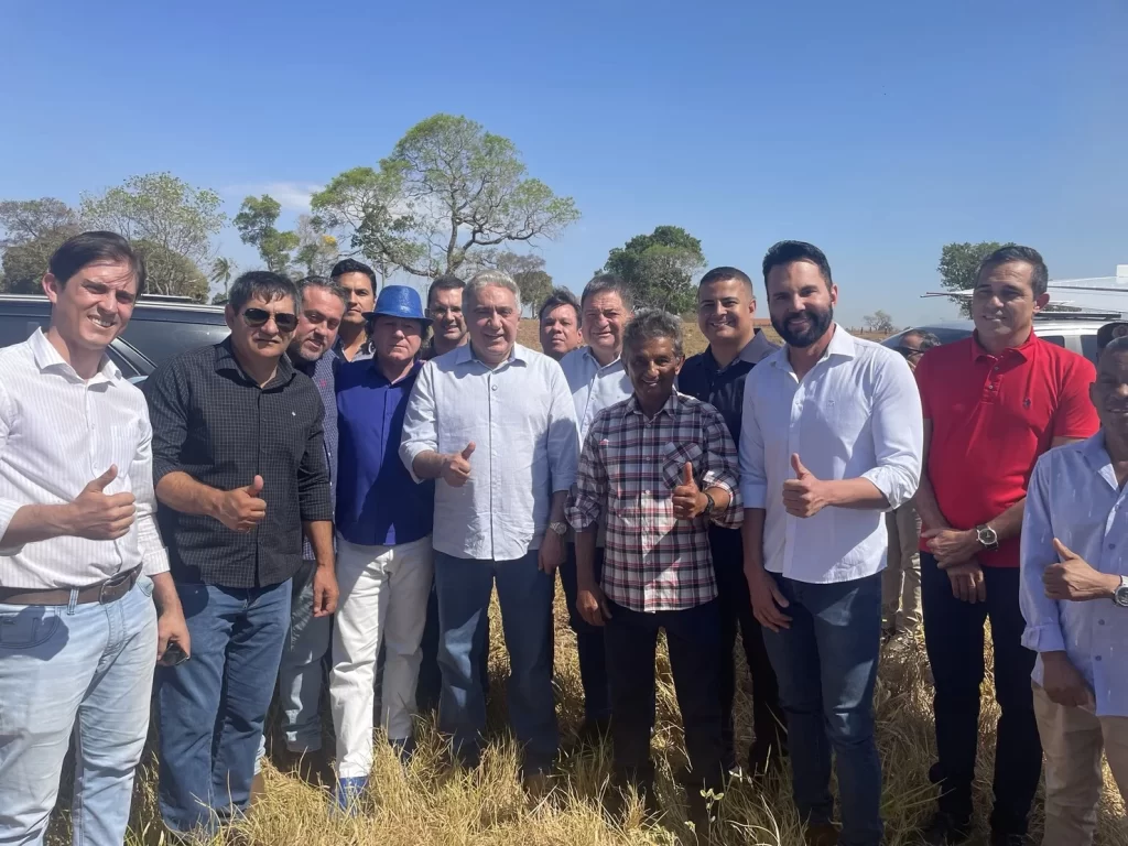 “Vamos tirar o Tocantins das páginas policiais e levar para as páginas da economia”, afirma governador Laurez Moreira (PSD) ao lado de César Hallum, Juarez Moreira, Marcos Mota, prefeitos e Leandro Coutinho em Colinas do Tocantins