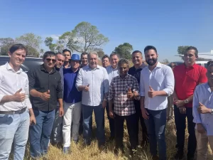 “Vamos tirar o Tocantins das páginas policiais e levar para as páginas da economia”, afirma governador Laurez Moreira (PSD) ao lado de César Hallum, Juarez Moreira, Marcos Mota, prefeitos e Leandro Coutinho em Colinas do Tocantins