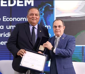 Vice-presidente do Senado, Eduardo Gomes é homenageado por desembargador Marco Villas Boas em celebração nacional da magistratura