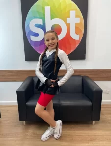 Mel Alves, bailarina de 12 anos, lança primeira música e comemora início de carreira artística