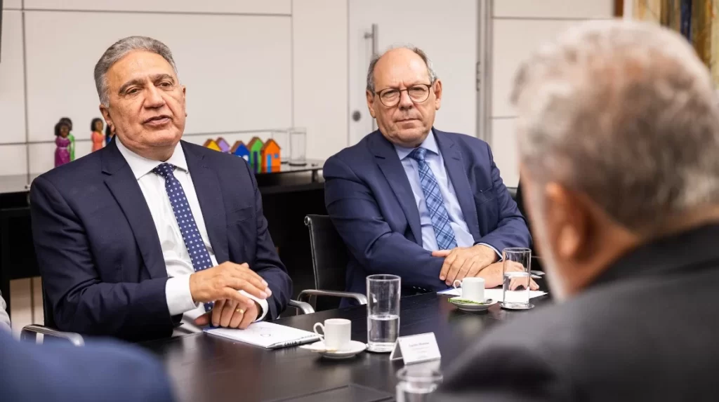 Governador Laurez Moreira busca parceria com presidente da Caixa para abertura de linhas de microcrédito aos produtores rurais tocantinenses