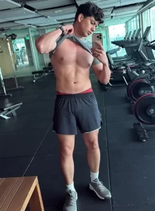 Léo Foguete incendeia a web com foto ousada e vira assunto nacional