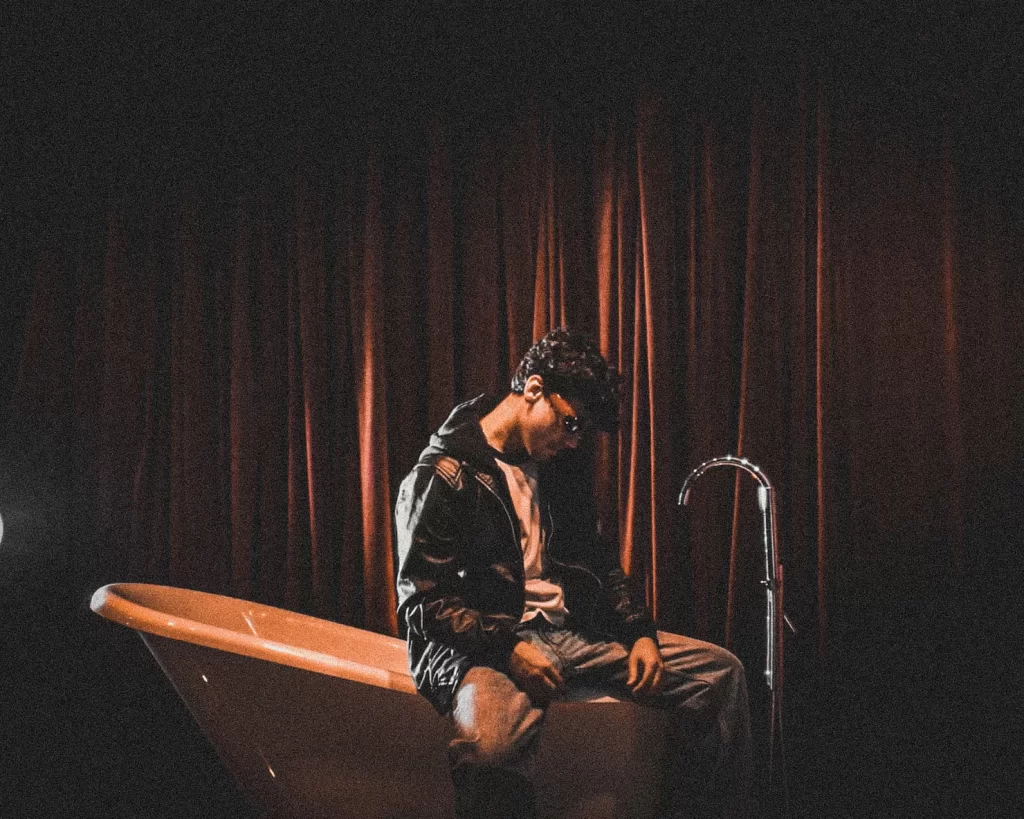 Cantor Kelvy apresenta “3por1”, uma faixa que reflete sobre o tempo e as transformações da vida