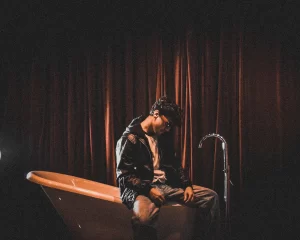 Cantor Kelvy apresenta “3por1”, uma faixa que reflete sobre o tempo e as transformações da vida