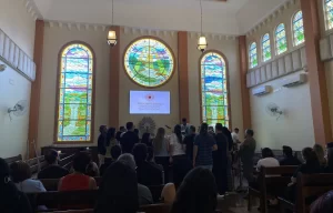 Dougllas Fernanddo dá o último adeus à cantora Vanessa Rios, que faleceu aos 42 anos vítima de câncer