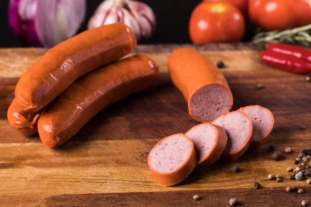 Alerta na mesa: salsichas e congelados podem causar riscos à saúde e até câncer