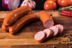 Alerta na mesa: salsichas e congelados podem causar riscos à saúde e até câncer