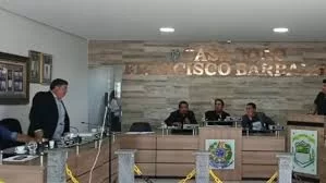 Barulho interrompe sessão em Orocó: vereador vira alvo de piadas após episódio inusitado