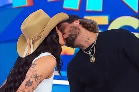 Celebridades: “Beijo ao vivo choca no Domingo Legal: Ana Castela e Zé Felipe e o detalhe do dedo que viralizou”