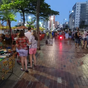 Ambulantes da Beira-Mar denunciam perseguição e falta de diálogo em reordenamento da Prefeitura de Fortaleza