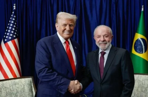 Lula e Trump fecham encontro na Malásia com promessa de rever tarifas e reaproximar Brasil e EUA