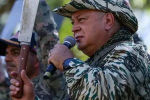 Com facão na mão, ministro chavista desafia os EUA em rede nacional; Maduro mobiliza tropas e tensiona a América Latina