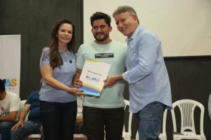 No Bertaville, senadora Professora Dorinha participa da entrega de títulos de propriedade e anúncio de construção da ponte