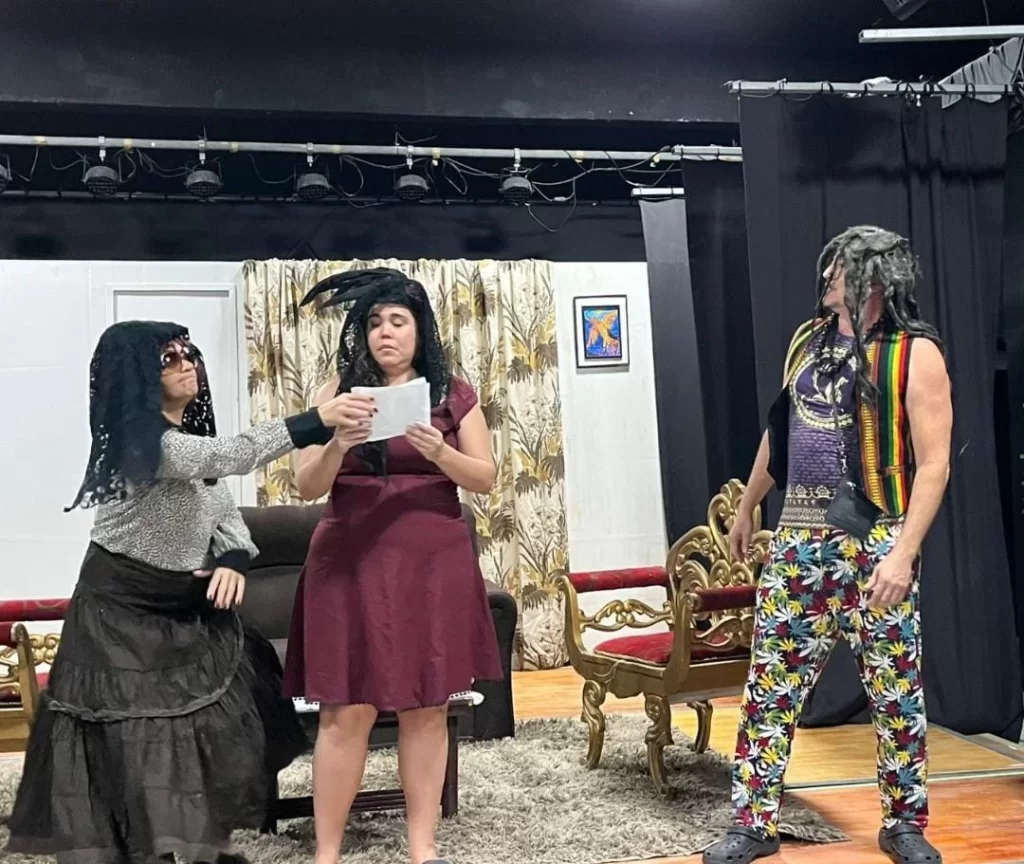 “Casa Broder Fortaleza” transforma reality fictício em comédia no Teatro da Praia