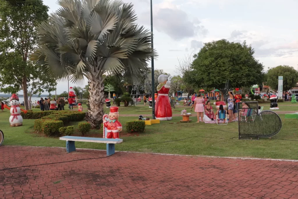 Porto Nacional acende a magia do Natal 2025 e leva Papai Noel, luzes e brinquedos para milhares de famílias