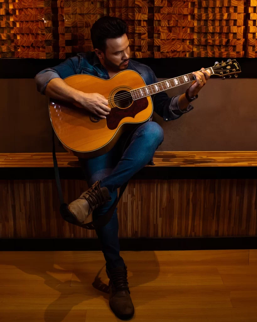 Marcelo Martins se consolidou como uma das vozes mais executadas da música brasileira no exterior, com hits como “Eu Quero Tchu, Eu Quero Tcha”, “Louca Louquinha” e “Joga o Copo Pro Alto”.