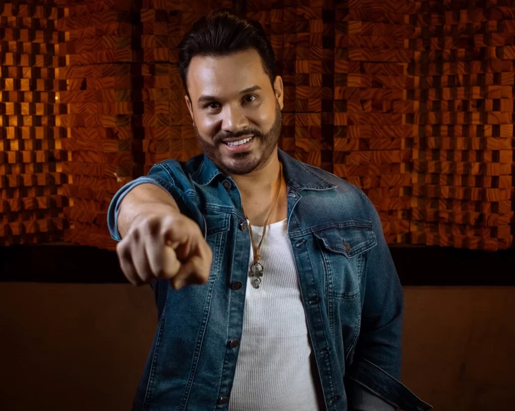 Marcelo Martins lança o single “Cidade de Ouro”, faixa ambientada em Dubai que integra o projeto Surfnejo. O cantor aposta em narrativa visual e estética global para reposicionar o sertanejo.l