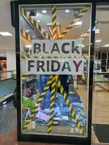 Mega Moda aposta em experiência física e descontos de até 70% na Black Friday 2025