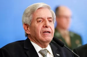 Exército prende Augusto Heleno e Paulo Sérgio em quartel de Brasília; crise se agrava no alto comando