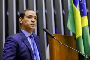 Vicentinho Júnior sobre prisão de Bolsonaro: “A guerra ideológica virou um veneno que paralisa o país”
