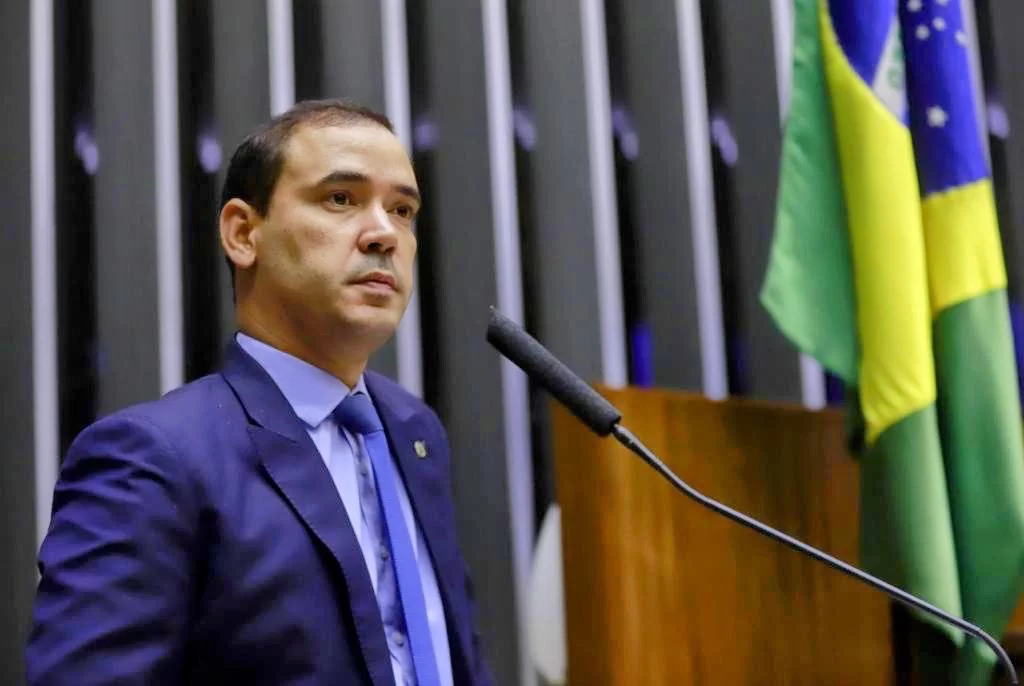 Vicentinho Júnior sobre prisão de Bolsonaro: “A guerra ideológica virou um veneno que paralisa o país”