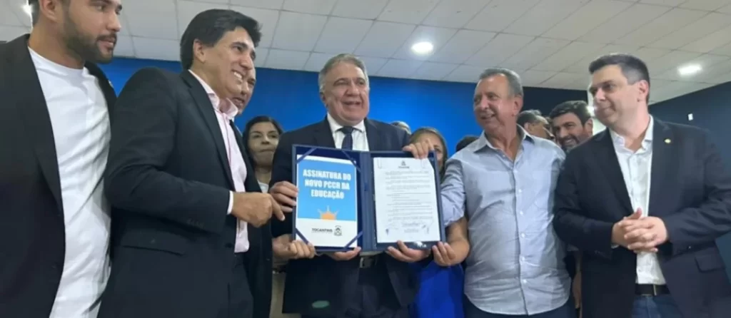 “Hoje é página virada”: Laurez sanciona PCCR em ato marcado por recados sobre gastos e críticas a quem “tenta atrapalhar”