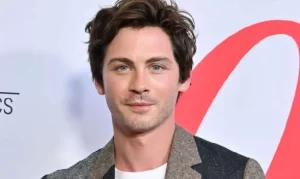 Discreto, mas em alta: Logan Lerman retorna a grandes produções e surpreende fãs