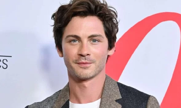 Discreto, mas em alta: Logan Lerman retorna a grandes produções e surpreende fãs