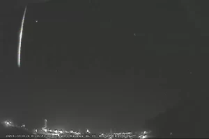 Céu de 18 de novembro revela meteoros, chuva Leonidas e trilha de satélites Starlink; Astrocan registra fenômenos e astrônomo orienta observação