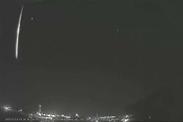 Céu de 18 de novembro revela meteoros, chuva Leonidas e trilha de satélites Starlink; Astrocan registra fenômenos e astrônomo orienta observação