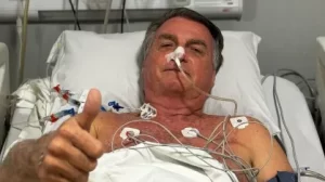 Médico de Bolsonaro detalha cirurgia e avalia nova intervenção após complicações no pós-operatório