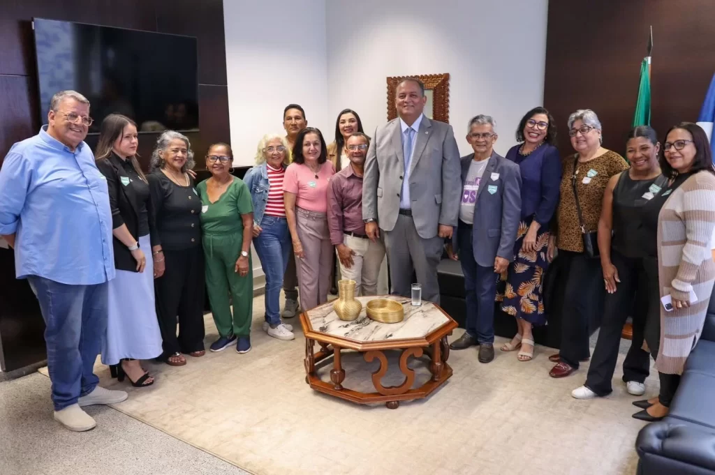 “Envelhecer com dignidade exige planejamento e estrutura”, diz Eduardo Gomes ao receber delegação do Tocantins no Senado
